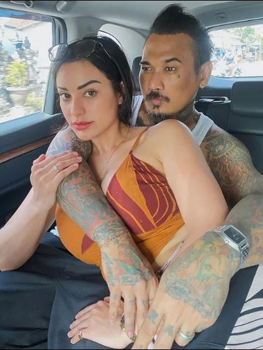 Lama tak bertemu, Jerinx SID rindu dengan sang istri. Tak kuasa menahan, Jerinx pun langsung memberikan pelukan mesra kepada Nora Alexandra. (Foto: Instagram/@ncdpapl)