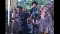Momen Haru Ayah Ajak Putrinya Naik Gerobak Sampah Usai Lulus Kuliah di Kampus Mahal