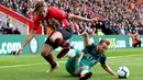 Pemain Tottenham Hotspur Harry Kane (kanan) berebut bola dengan pemain Southampton Jannik Vestergaard dalam lanjutan Liga Inggris pekan ke-30 di St Mary's Stadium, Southampton, Sabtu (9/3). Tottenham dihajar Southampton 1-2. (Andrew Matthews/PA via AP)