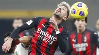 Pemain AC Milan, Samu Castillejo, menyundul bola saat melawan Torino pada laga Coppa Italia di Stadion San Siro, Selasa (12/1/2021). AC Milan menang adu penalti dengan skor 5-4. (AP/Antonio Calanni)