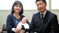 Ryusuke Sekino, bayi laki-laki terkecil di dunia digendong oleh ibunya Toshiko Sekino didampingi sang suami Kohei Sekino di sebuah rumah sakit di Azumino, Prefektur Nagano, Jepang, Jumat (19/4). Sekino berhasil bertahan hidup setelah tujuh bulan menjalani perawatan intensif. (Kyodo News via AP)