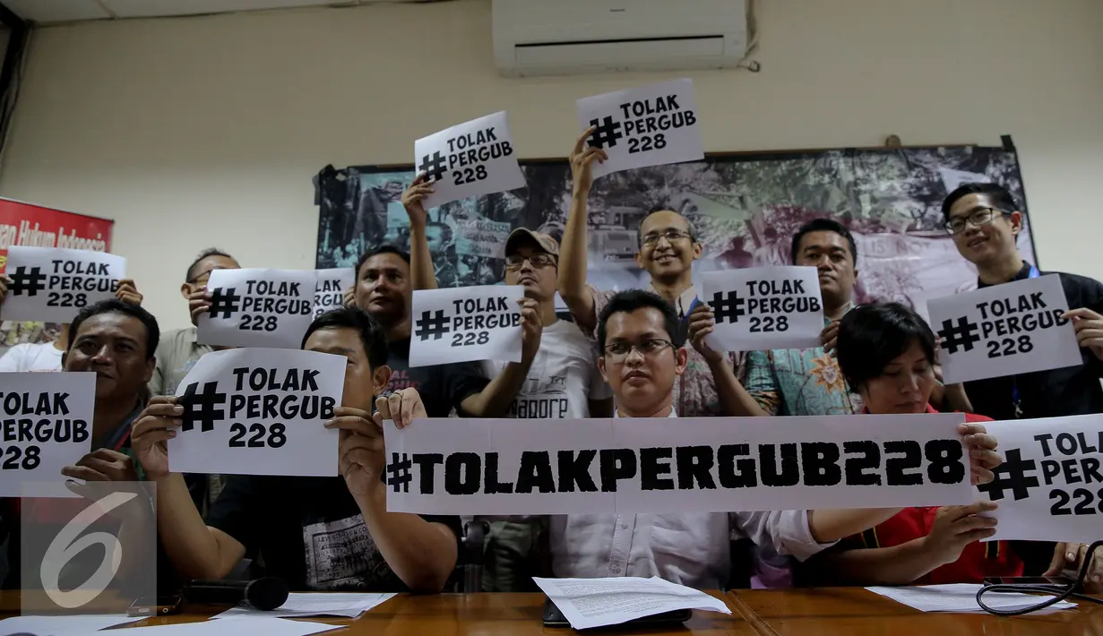  Direktur LBH Jakarta Alghiffari Aqsa bersama persatuan rakyat Jakarta membentangkan spanduk bertuliskan "tolak Pergub 228", Jakarta, Jum'at (11/6/2015). Mereka menolak keras peraturan gubenur Jakarta No 228 Tahun 2015 . (Liputan6.com/Faizal Fanani)
