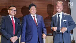 Ketua Umum Partai Golkar Airlangga Hartarto (tengah), Menteri Sosial Agus Gumiwang (kanan) dan Sekjen Partai Golkar Lodewijk Paulus (kiri) berbincang saat konferensi pers terkait mundurnya Idrus Marham di Jakarta, Jumat (24/8). (Liputan6.com/JohanTallo)