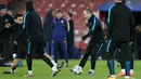 Gelandang Barcelona, Andres Iniesta mengontrol bola saat sesi latihan di Emirates Stadium, Inggris, (23/2). Barcelona akan bertanding melawan Arsenal di leg pertama 16 besar Liga Champions. (Reuters/Matius Childs)