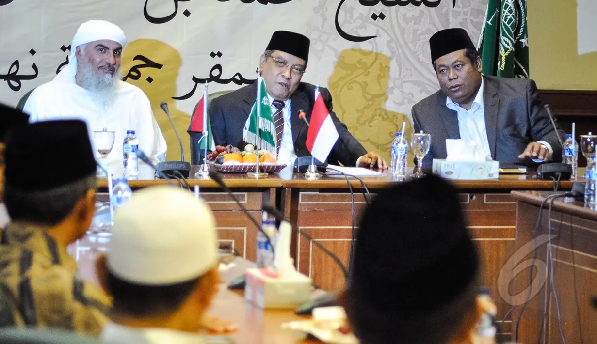 Ketua Umum PBNU, Said Aqil Siradj (tengah) berbincang dengan keluarga kerajaan Syaikh Mohammed bin Hamdan bin Yazed al Nahyan di Gedung PBNU, Jakarta, Kamis (26/3/2015). (Liputan6.com/Faizal Fanani)