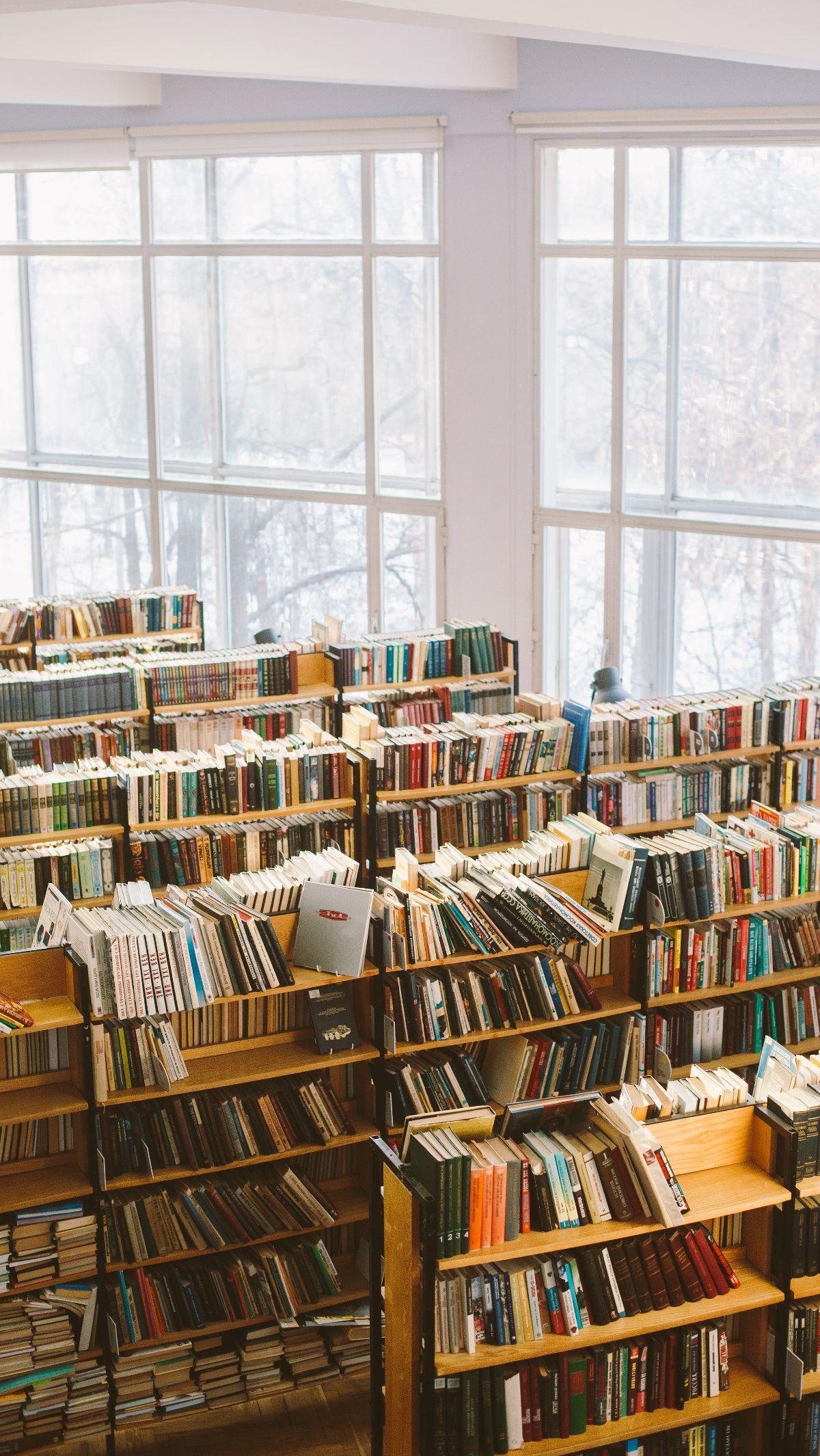 Ketika sosok-sosok muda bersiap untuk melangkah keluar dari pintu sekolah menuju babak selanjutnya dalam hidup, buku tahunan menjadi bukti visual mengenai perjalanan tak terlupakan mereka. Di antara foto-foto dan kenangan indah, terdapat satu elemen yang 