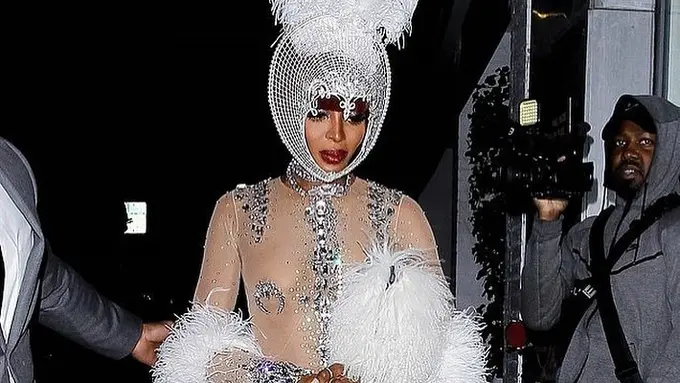 Naomi Campbell pakai karya Rinaldy Yunardi