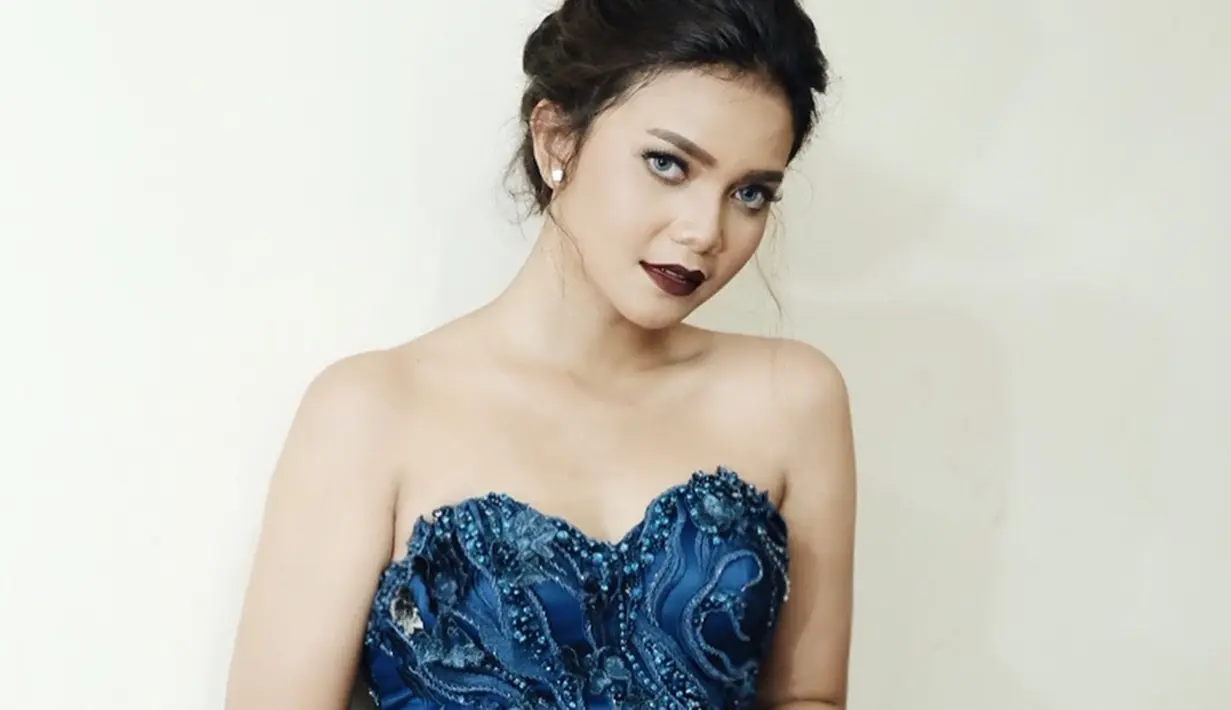 Tak hanya saat tampil di atas panggung, di beberapa kesempatan wanita 25 ini juga tampil dengan gaun mewah. Seperti sedang pemotretan, ia tampil dengan gaun berwarna biru. Gaya makeup bold yang ia kenakan menambah kesan elegan dalam penampilannya. (Liputan6.com/IG/@citrascholastika)