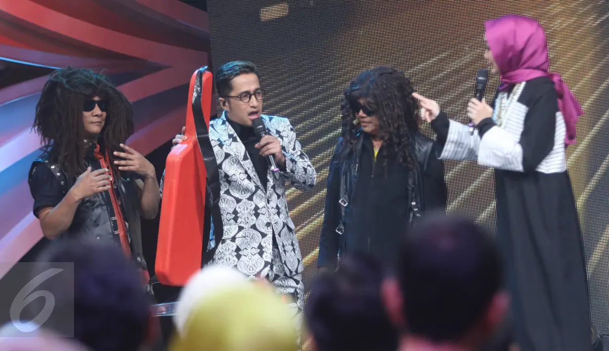 Artis Irfan Hakim dan Rina Nose saat membawakan acara Golden Memories Indosiar bersama Bank BTN di Studio 1 Indosiar, Daan Mogot, Jakarta, Sabtu (03/12). Pada acara tersebut GIGI membawakan lagu di era 1990-an.(Liputan6.com/Immanuel Antonius)