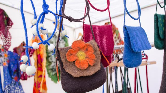 Alami adalah kerajinan tekstil tas dari dari contoh serat Kerajinan Serat: