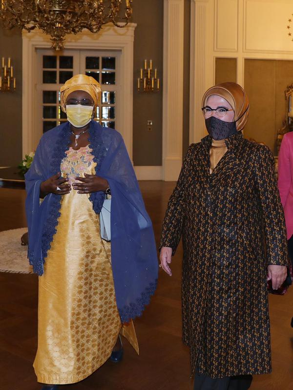 Ibu Negara Turki, Emine Erdoğan terlihat mengenakan masker batik tulis dari Indonesia