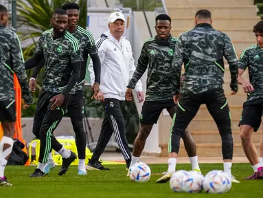 Pelatih Real Madrid Carlo Ancelotti memantau sesi latihan di Complexe Mohammed VI Football di Rabat, Maroko, Jumat (10/2/2023).  Real Madrid akan menghadapi Al Hilal di Prince Moulay Abdellah Stadium pada final Piala Dunia Antarklub, Minggu (12/2) jam 02:00 WIB. (AP Photo/Manu Fernandez)