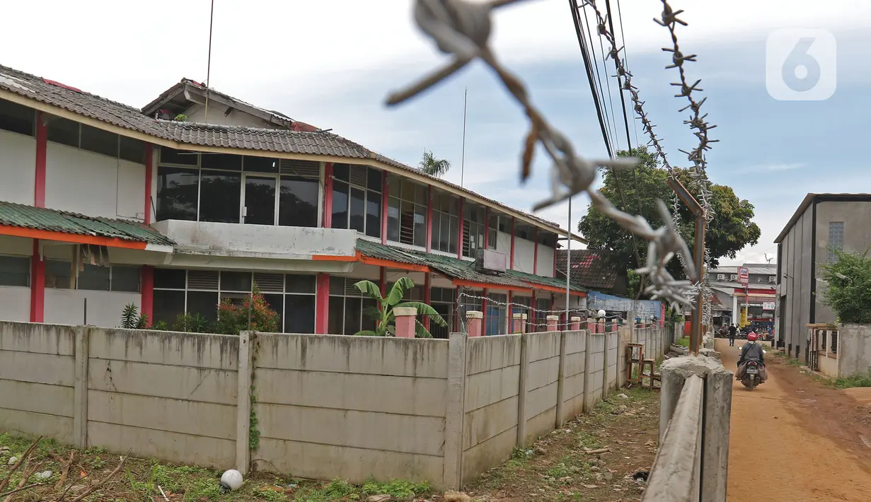 Tembok beton akses menuju rumah warga terlihat di kawasan Ciledug, Kota Tangerang, Banten, Senin (15/3/2021). Tembok beton sepanjang 300 meter dengan tinggi 2 meter serta dipasang kawat duri itu menutup akses menuju rumah dan tempat usaha milik warga. (Liputan6.com/Herman Zakharia)