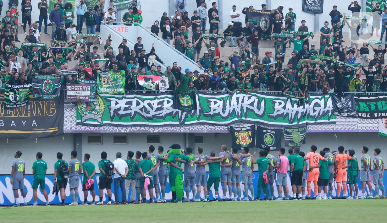 Pemain Persebaya Surabaya merayakan kemenangan atas Persita Tangerang pada laga Liga 1 di Stadion Indomilk Arena, Tangerang, Rabu (18/1/2023). Persebaya menang dengan skor 5-0. (Bola.com/M Iqbal Ichsan)