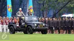 Kapolri Jenderal Badrodin Haiti melakukan inspeksi pasukan upacara peringatan HUT Bhayangkara ke-70 di Lapangan Bhayangkara Mabes Polri, Jakarta, Jumat (1/7). Peringatan HUT Bhayangkara tahun ini menjadi terakhir bagi Badrodin (Liputan6.com/Helmi Afandi)