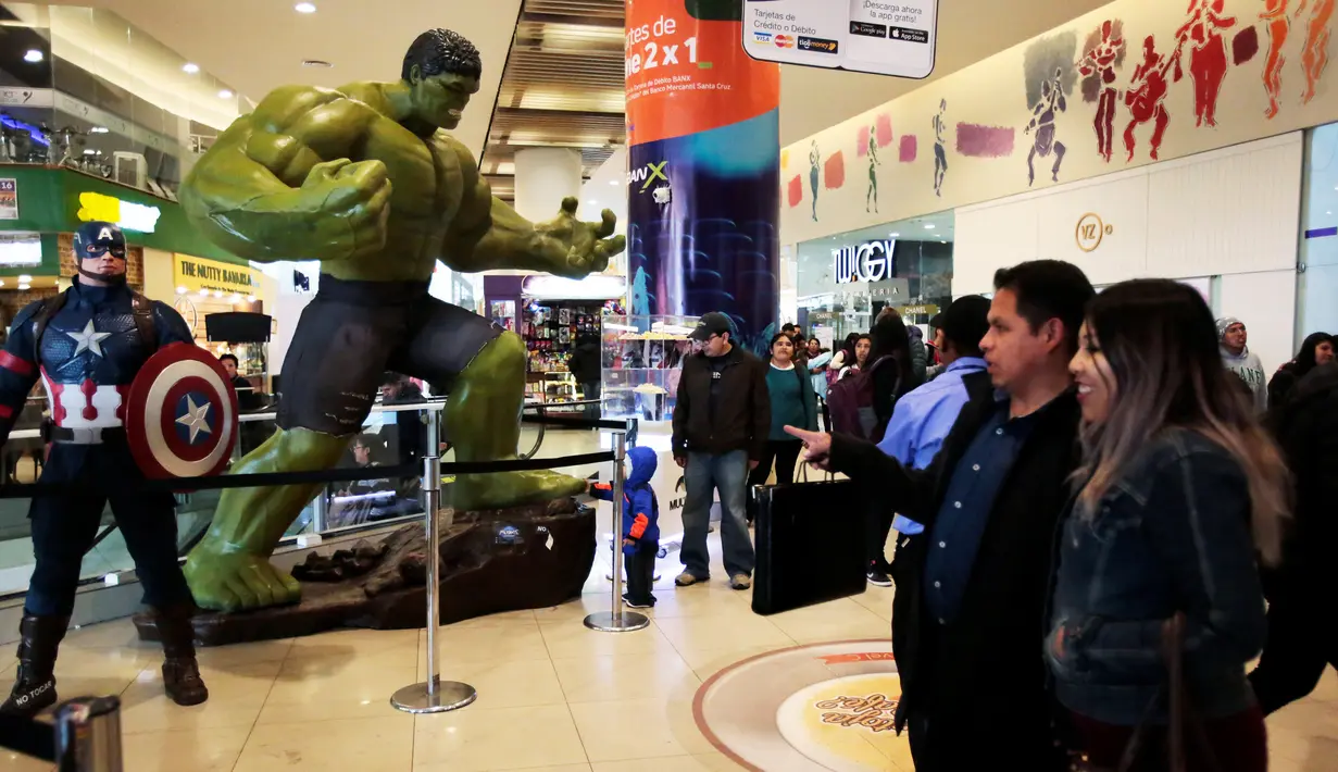 Penggemar melihat patung Hulk dan Captain America saat mengantre untuk menyaksikan pemutaran perdana film The Avengers: Endgame di La Paz, Bolivia (24/4). Film Avengers Endgame melanjutkan Avengers Infinity War. (Reuters/David Mercado)