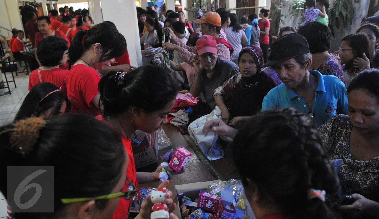 Suasana Pasar Murah di Rumah Hati Suci, Jakarta, Minggu (21/6/2015). Warga terlihat  antusias membeli pakaian di pasar murah tersebut. (Liputan6.com/Herman Zakharia)