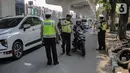 Polisi lalu lintas memberhentikan pengendara sepeda motor saat pelaksanaan Operasi Zebra Jaya 2019 di Jalan Boulevard Gading Raya, Jakarta, Kamis (24/10/2019). Polda Metro Jaya menggelar Operasi Zebra Jaya hingga 5 November mendatang guna menekan pelanggaran lalu lintas. (Liputan6.com/Faizal Fanani)
