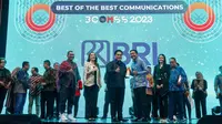 Penghargaan Best of The Best Communication untuk BRI diterima secara langsung oleh Direktur Digital & Teknologi Informasi BRI Arga M. Nugraha.