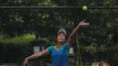 Deria Nur Haliza melakukan service saat melawan petenis India, Samantha Chamarthi pada kejuaraan ITF Women’s Circuit di Hotel Sulatan, Jakarta, Rabu (18/7/2018). Deria kalah 0-6, 2-6. (Bola.com/Nick Hanoatubun)