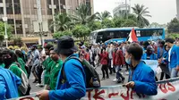 Hari ini massa dari ormas dan mahasiswa kembali turun ke jalan menuntut pembatalan UU KPK. Massa melakukan long march dari Bundaran HI menuju Istana Negara.