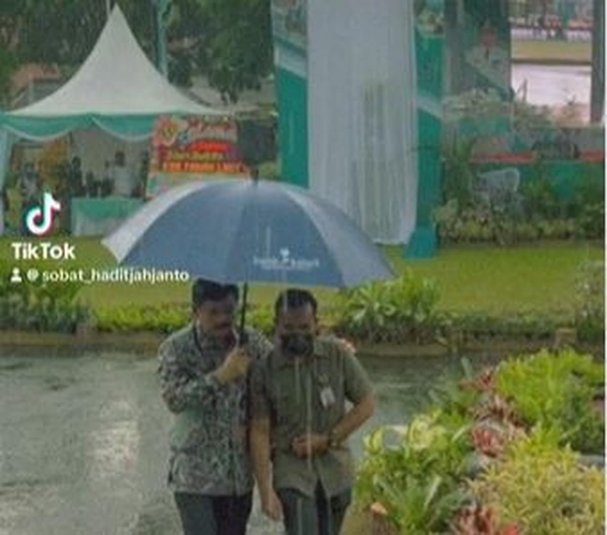 Hadi Tjahjanto membagikan sebuah video yang diunggah oleh akun TikTok sobat_haditjahjanto di media sosial miliknya. Dalam video tersebut memperlihatkan momen saat Hadi Tjahjanto hendak berteduh dari hujan. <br>