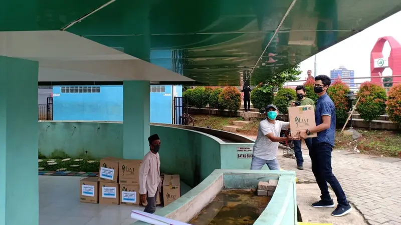 Para karyawan Tangcity Superblock membuat paket sembako, hand sanitizer dan masker, untuk dibagikan kepada 11 yayasan yatim dan dhuafa.