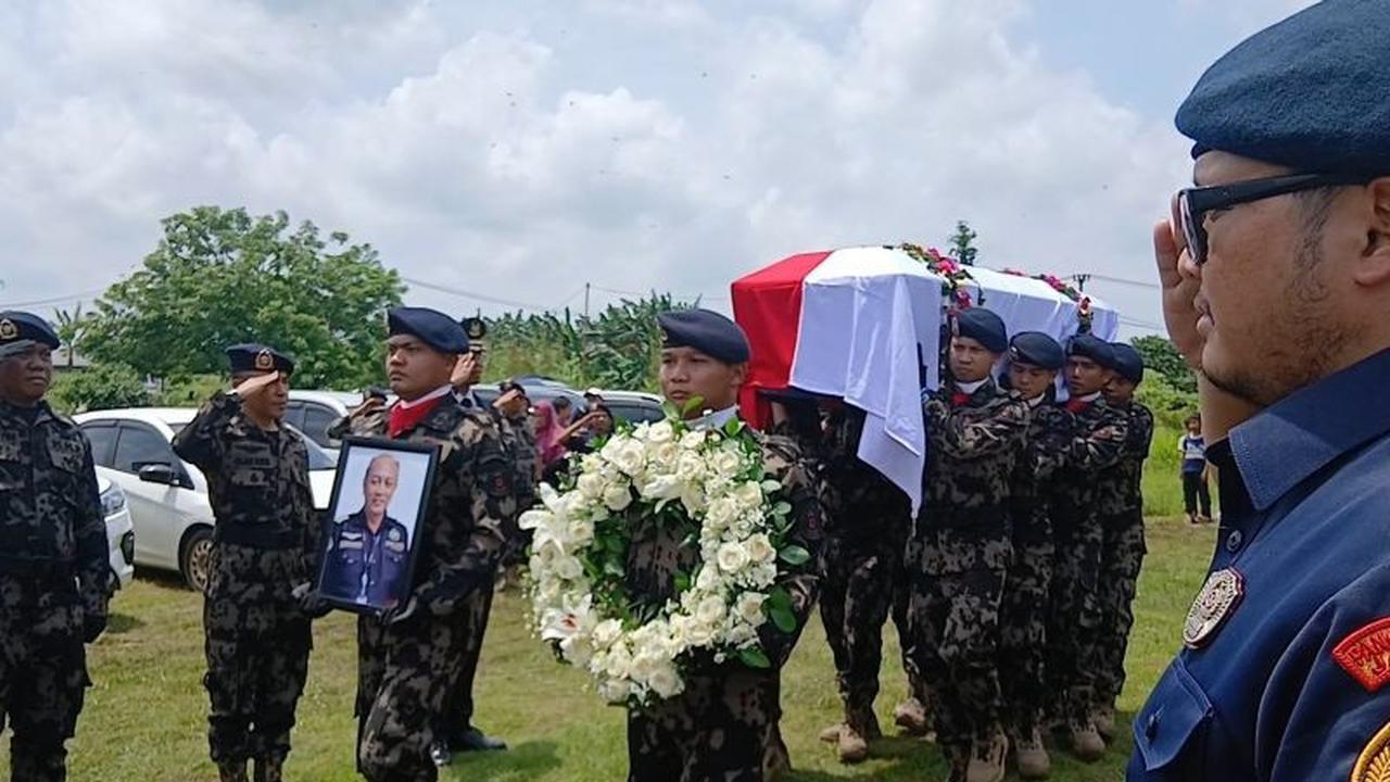 Suasana Khidmat Iringi Pemakaman Pilot ATR 42-500 Capt. Andy Dahananto