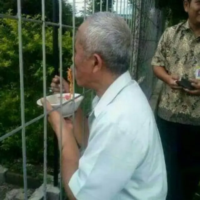 5 Potret Kocak Orang Mempersulit Diri saat Makan Ini Ribet Banget