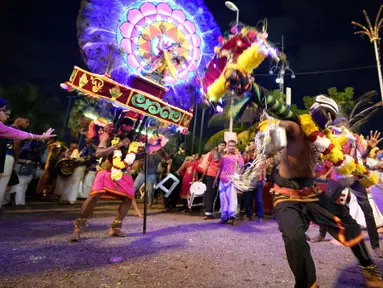 Umat Hindu melakukan prosesi saat berjalan dalam Kuil Sri Subramaniyar pada perayaan Thaipusam di Batu Caves, Kuala Lumpur, Malaysia, Minggu (5/2/2023). Thaipusam, yang dirayakan untuk menghormati Dewa Murugan, adalah acara tahunan umat Hindu untuk mencari berkah, memenuhi sumpah, dan mengucapkan terima kasih. (AP Photo/Vincent Thian)