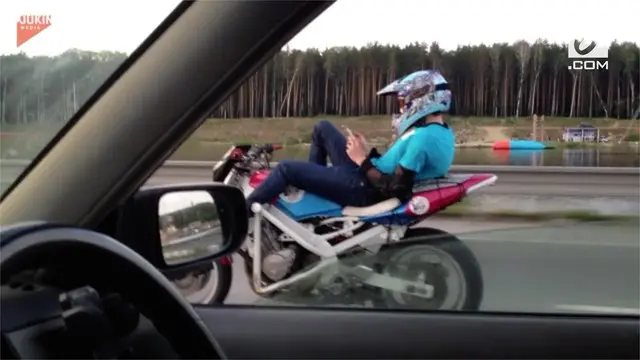 VIDEO: Viral, Pria Naik Motor Tanpa Pegang Setang
