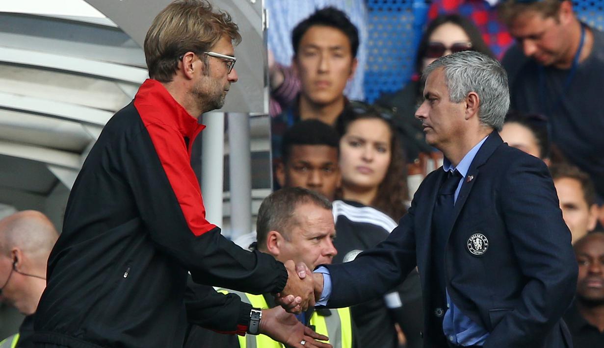 Pertemuan Jose Mourinho dan Jurgen Klopp berakhir kemenangan untuk Liverpool pada laga lanjutan Liga Premier Inggris di Stamford Bridge. (AFP Photo/Justin Tallis) 