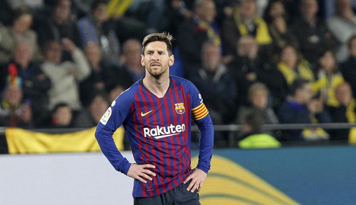 Ekspresi striker Barcelona, Lionel Messi, saat Villarreal mencetak gol pada laga La Liga 2019 di Stadion Ceramica, Selasa (2/4). Kedua tim bermain imbang 4-4. (AP/Alberto Saiz)