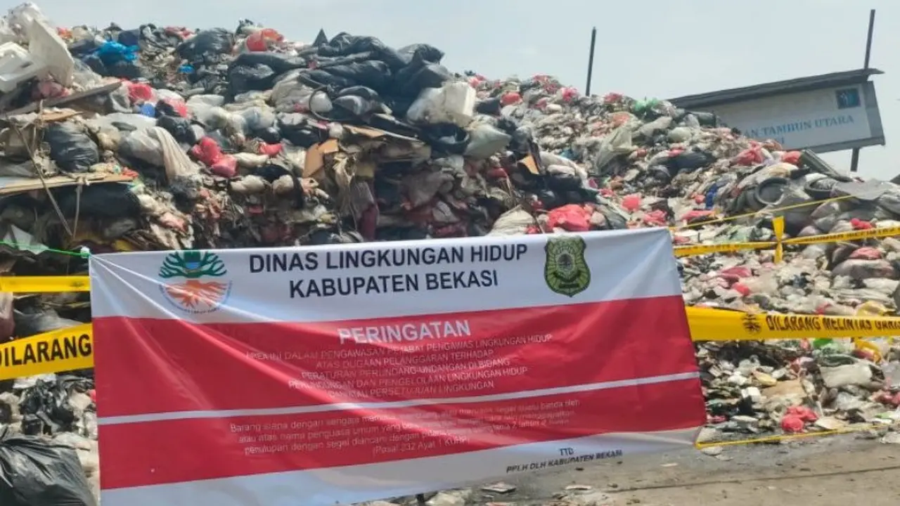 Area TPS ilegal di Kampung Turi, Kabupaten Bekasi disegel petugas gabungan dengan memasang garis PPLH serta membentangkan spanduk larangan aktivitas pembuangan di sekitar area.