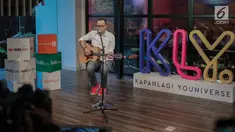 Penampilan Menteri Ketenagakerjaan M. Hanif Dhakiri saat hadir menjadi bintang tamu dalam acara KLY Lounge di Gedung KLY, Gondangdia, Jakarta, Jumat (5/10). Hanif Dhakiri menyanyikan salah satu lagu Anji "Menunggu Kamu". (Liputan6.com/Faizal Fanani)