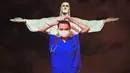 Patung Christ the Redeemer atau Yesus sang Penebus yang populer di dunia menyala dengan gambar tenaga medis pada Paskah di Rio de Janeiro, Brasil, Minggu (12/4/2020). Pertunjukkan itu bentuk solidaritas kepada dokter dan perawat yang telah merawat pasien corona di berbagai negara. CARL DE SOUZA/AFP)