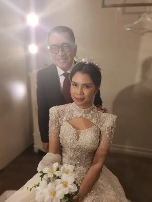 Untuk menyempurnakan tampilan, Rachell juga menambahkan tiara yang membuat gayanya semakin paripurna. [Foto: instagram/ Helmy Yahya]