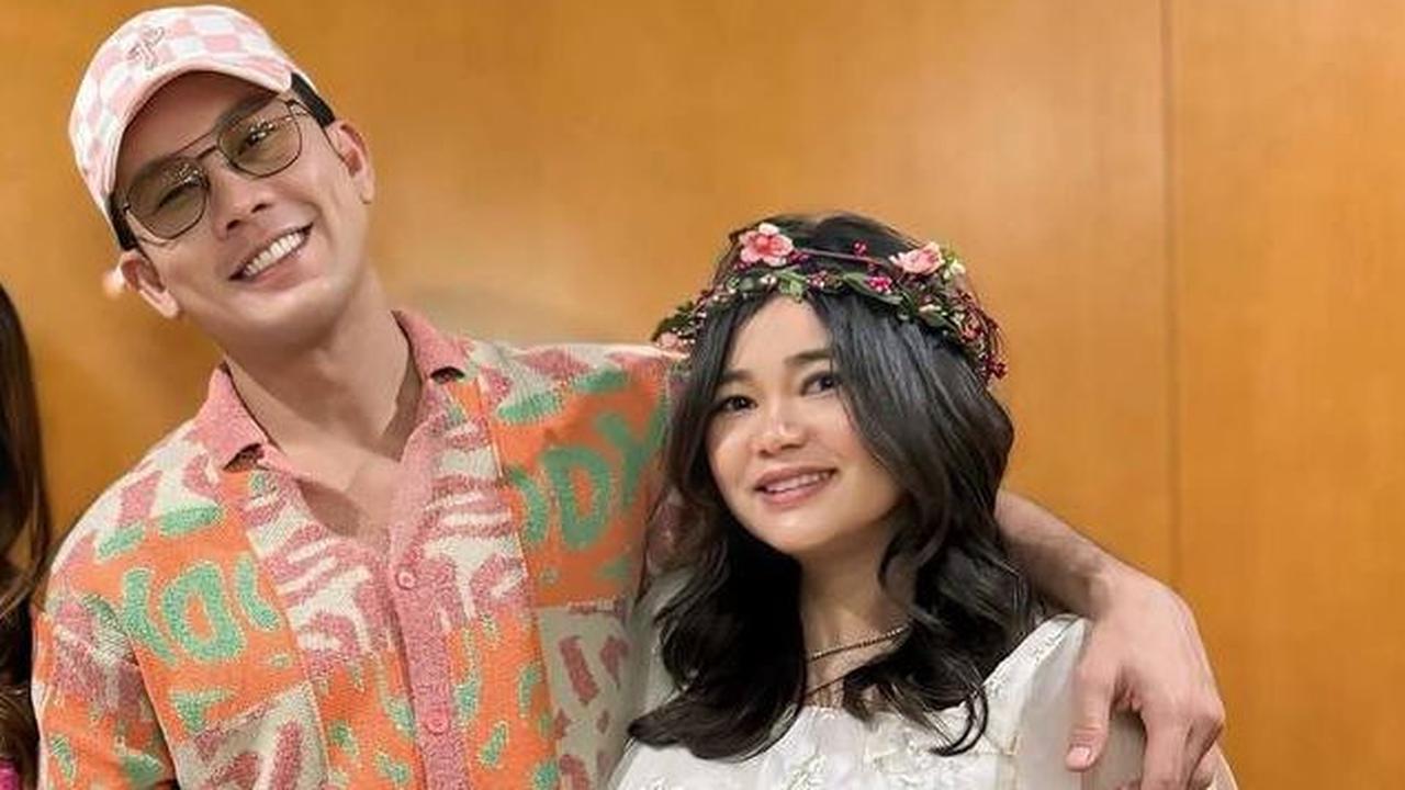 Olivia Allan tampil mengenakan gaun putih bermotif bunga