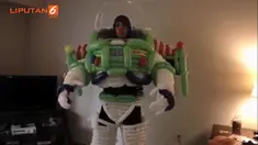Selain kostum Toy Story, pria ini juga sanggup membuat kostum kartun lain dari balon.