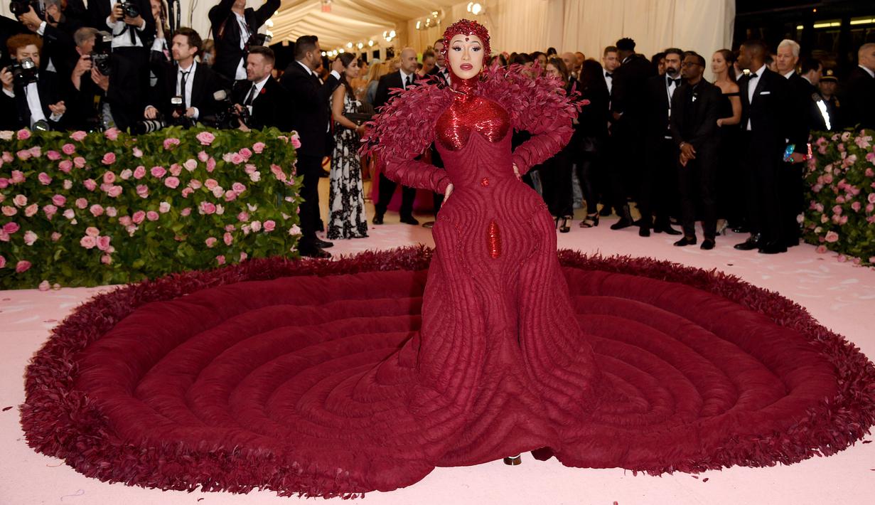 Cardi B mengenakan gaun panjang merah saat menghadiri Met Gala 2019 bertema Camp: Notes on Fashion di The Metropolitan Museum of Art, New York, Amerika Serikat, Senin (6/5/2019). (Photo by Evan Agostini/Invision/AP)