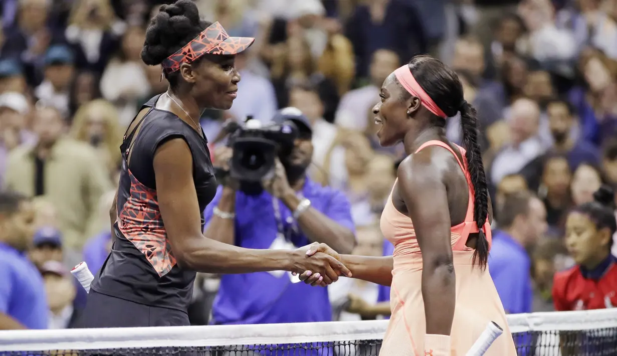 Petenis AS, Venus Williams, berjabat tangan dengan petenis muda AS, Sloane Stephens, usai laga semifinal AS Terbuka 2017 di New York, Kamis (7/9/2017). Venus Williams kalah 1-6, 6-0, 5-7 dari Sloane Stephens. (AP/Julio Cortez)