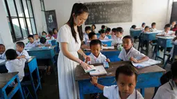 Seorang guru mengajarkan pelajaran bahasa Cina di sekolah di Namtit, kawasan pemberontak Wa di Myanmar pada 30 November 2016. Pada 2013 lalu, jumlah anggota Tentara Negara Persatuan WA mencapai lebih dari 30.000. (Reuters/Soe Zeya Tun)