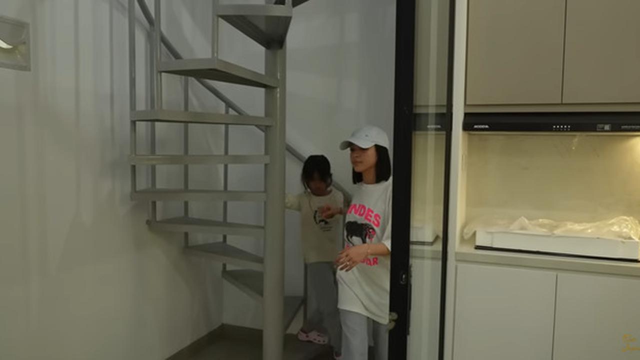 10 Potret Rumah Baru Elsa Japasal, Desain Minimalis dengan Tangga Spiral Unik