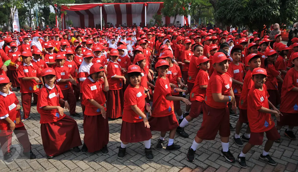 Ratusan anak mengikuti senam pagi di pelataran Kantor Walikota Jakarta Barat, Jakarta (15/10/2015). Aksi ini untuk memperingati Hari Cuci Tangan se-Dunia (Liputan6.com/Gempur M Surya)