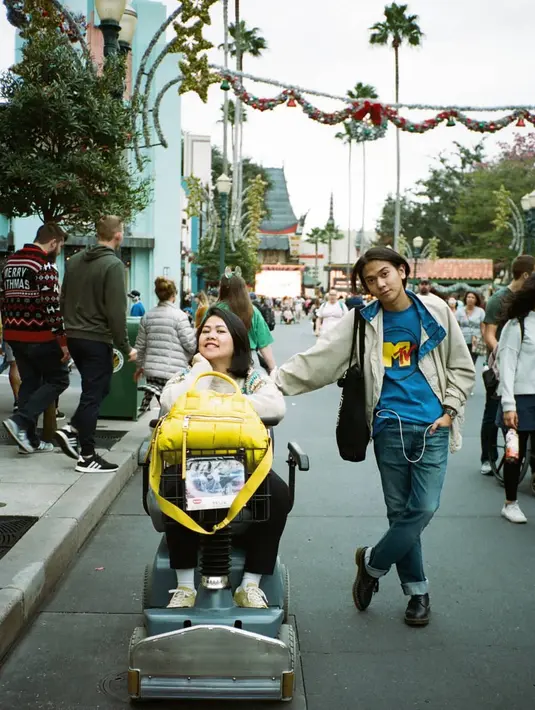 Gayanya juga kerap serasi dengan Iqbal. Kesan sedikit boyish terlihat dari stylingan keseluruhan. (Foto: Dinda Kamil/ Instagram)