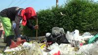 Di balik kisah mudik, tersisa persoalan sampah yang menumpuk dan tercecer di sepanjang jalan yang dilalui. (Liputan6.com/Abramena)