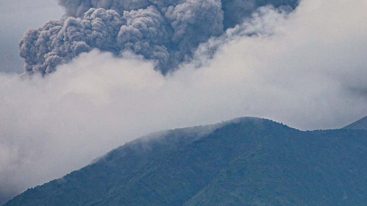 "Pagi ini kembali terjadi erupsi dengan tinggi kolom abu tidak teramati di jam 06.13 WB, 06.14 WIB, dan 06.24 WIB, dengan amplitudo maksimum 30 milimeter," kata Ahmad Rifandi dikutip ANTARA. ADI PRIMA/AFP<br style="color: rgb(85, 85, 85); font-family: Ro