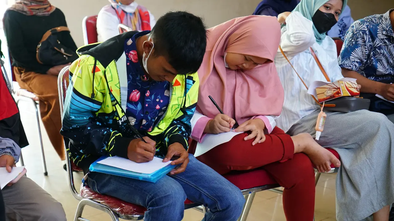 Ratusan calon pengantin (Catin) di Garut, Jawa Barat, tengah mengikuti bimbingan perkawinan bagi mereka yang akan melangsungkan pernikahan dalam waktu dekat. (Liputan6.com/Jayadi Supriadin)