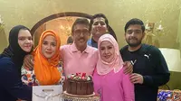 6 Potret Perayaan Ulang Tahun Fitria Elvy Sukaesih ke-54, Kumpul Bareng Keluarga