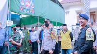 Kapolres Situbondo AKBP Andi Sinjaya memantau langsung ke sejumlah TPS dalam pelaksanaan pilkades serentak  Situbondo (Istimewa)